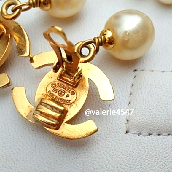 Elegant Vintage Chanel Clip-on Pearl Earrings! - Picture 2 of 6